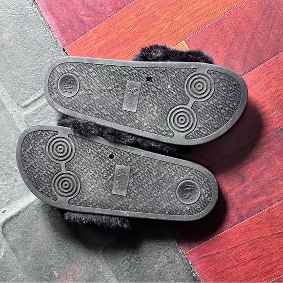 Furry Steve Madden Slides Black Slip On Size 7 S/M - Picture 6 of 7